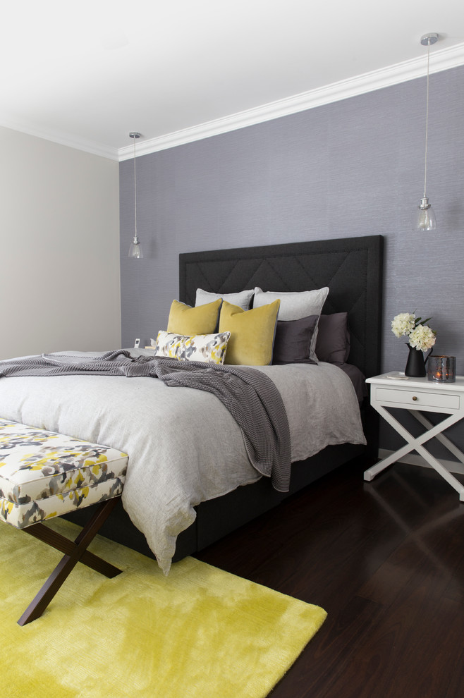 Inspiration pour une chambre parentale design de taille moyenne avec un mur gris et parquet foncé.