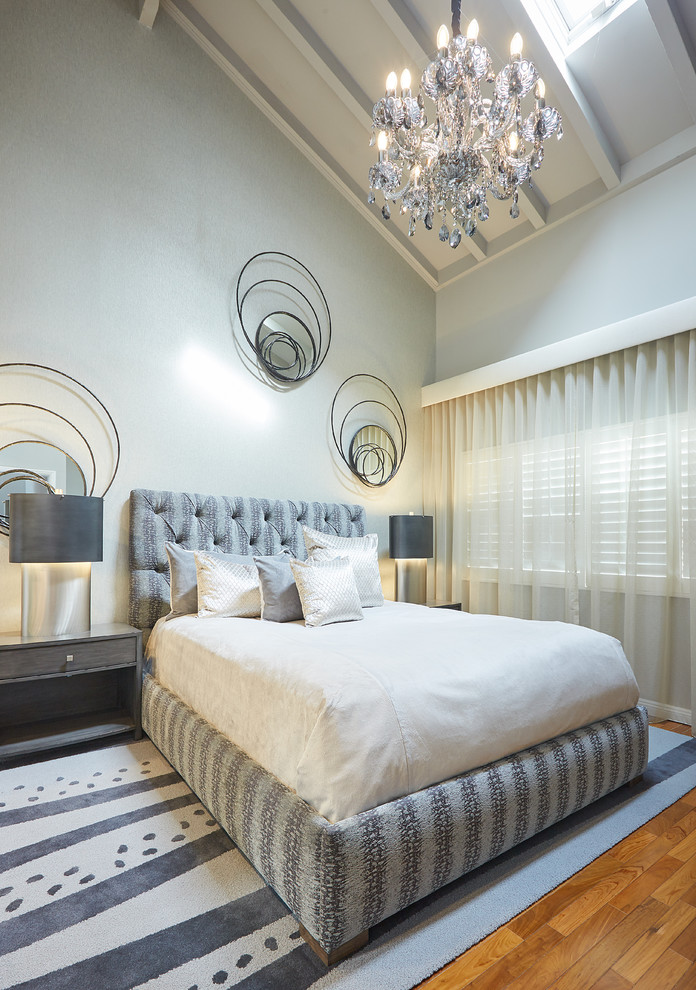ロサンゼルスにある小さなコンテンポラリースタイルのおしゃれな主寝室 (グレーの壁、無垢フローリング、コーナー設置型暖炉、石材の暖炉まわり、マルチカラーの床) のレイアウト