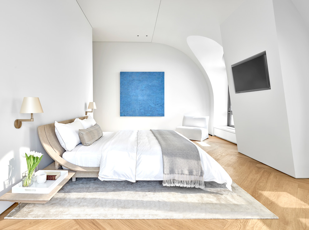 Mittelgroßes Modernes Hauptschlafzimmer mit weißer Wandfarbe und hellem Holzboden in Chicago