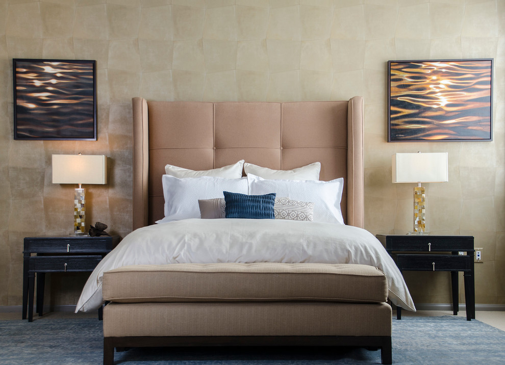 Стильный дизайн: гостевая спальня среднего размера, (комната для гостей) в современном стиле с бежевыми стенами, ковровым покрытием и бежевым полом без камина - последний тренд