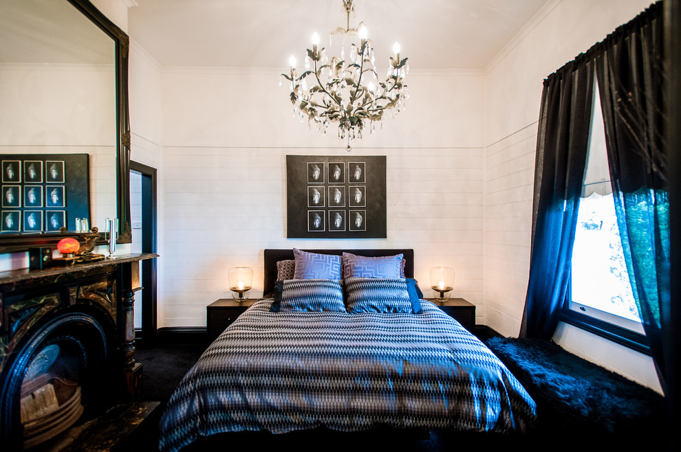 Kleines Stilmix Schlafzimmer mit Kamin, Kaminumrandung aus Stein und weißer Wandfarbe in Geelong