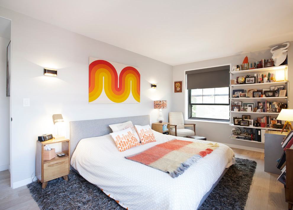 Идея дизайна: хозяйская спальня среднего размера в современном стиле с белыми стенами и светлым паркетным полом