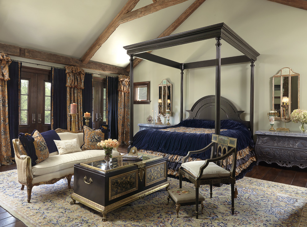 Пример оригинального дизайна: хозяйская спальня среднего размера в викторианском стиле с белыми стенами, темным паркетным полом и коричневым полом без камина