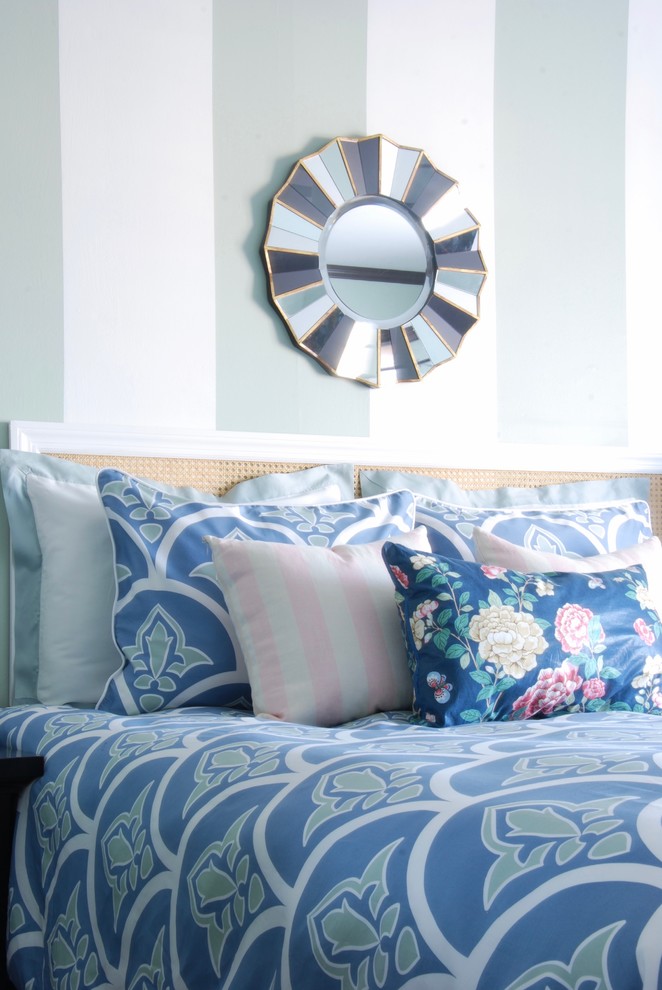 Diseño de dormitorio principal tradicional de tamaño medio con paredes azules, moqueta y suelo beige