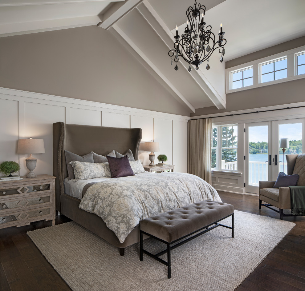 Ejemplo de dormitorio principal clásico renovado grande con paredes grises, suelo de madera en tonos medios y suelo marrón