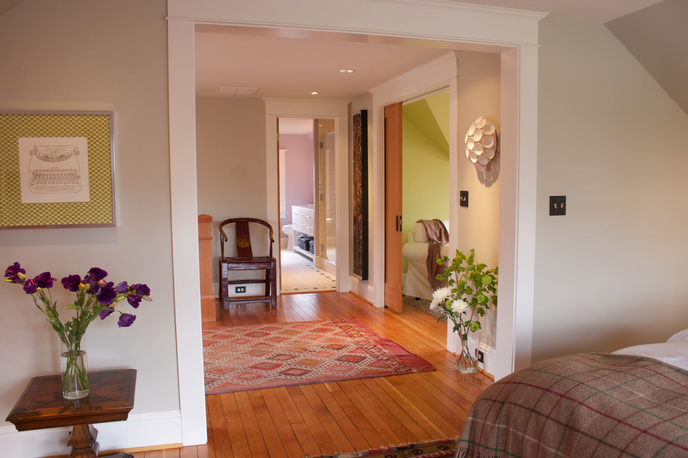 Idee per una camera matrimoniale chic con pareti beige e pavimento in legno massello medio