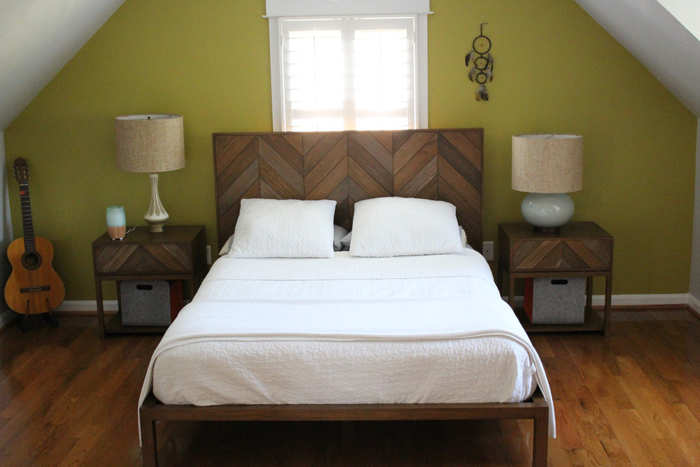 На фото: хозяйская спальня среднего размера в стиле рустика с бежевыми стенами и темным паркетным полом без камина