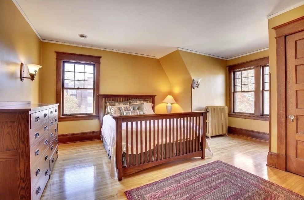 Idées déco pour une chambre parentale craftsman de taille moyenne avec un mur beige, un sol en calcaire, un sol beige et aucune cheminée.