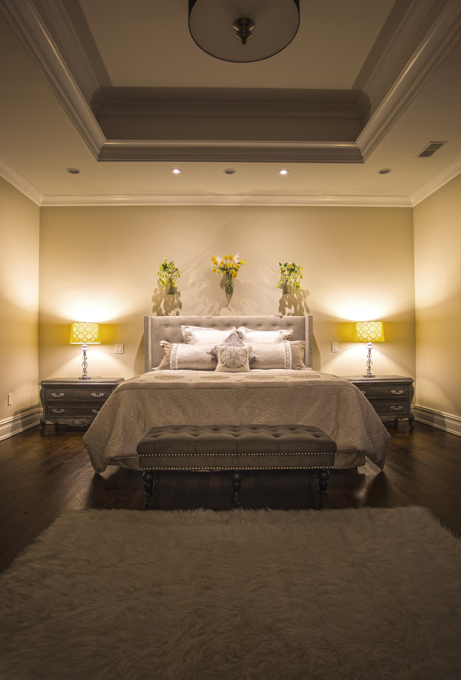 Imagen de dormitorio principal clásico renovado extra grande sin chimenea con paredes beige y suelo de madera oscura