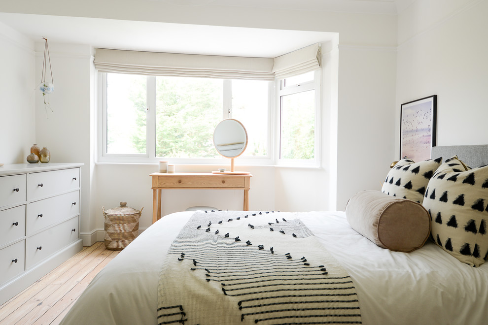Aménagement d'une chambre classique avec un mur blanc, parquet clair et un sol beige.