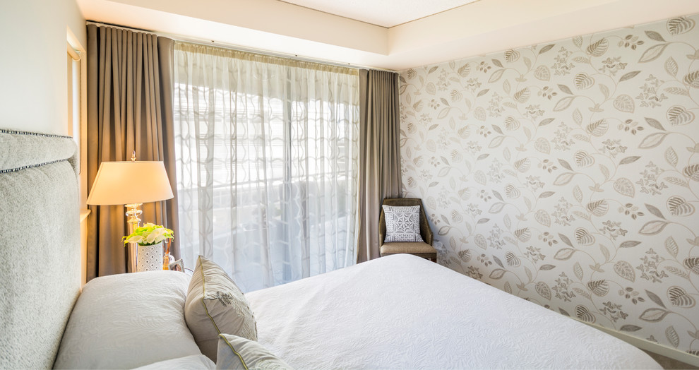Modelo de dormitorio principal clásico renovado pequeño con paredes beige, moqueta y suelo beige
