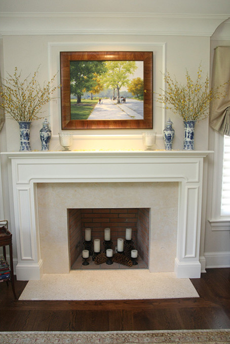 Cette image montre un grand salon traditionnel avec un mur beige, parquet foncé, une cheminée standard, un manteau de cheminée en carrelage et un sol marron.