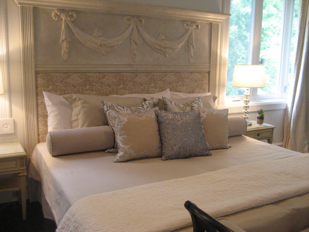 На фото: огромная хозяйская спальня в стиле неоклассика (современная классика) с бежевыми стенами и паркетным полом среднего тона без камина с