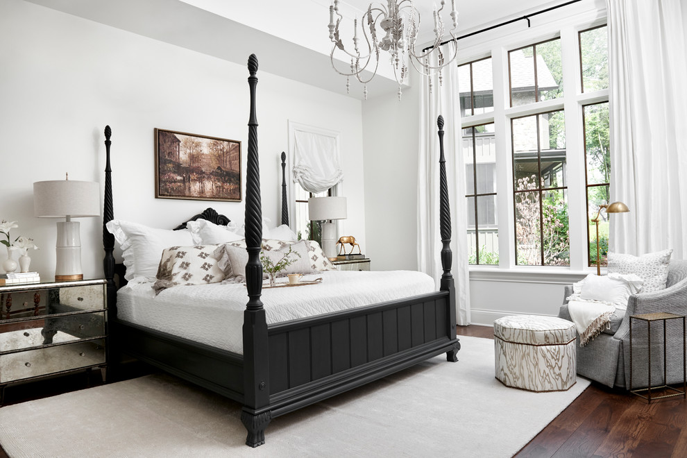 Foto de dormitorio principal clásico renovado sin chimenea con paredes blancas y suelo de madera oscura