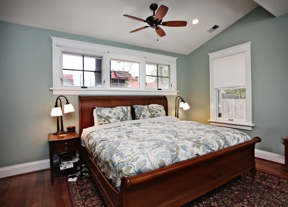 Ejemplo de dormitorio principal clásico de tamaño medio sin chimenea con paredes azules y suelo de madera oscura