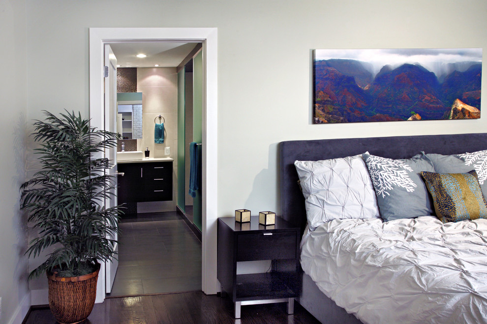 На фото: хозяйская спальня среднего размера в современном стиле с серыми стенами и темным паркетным полом без камина