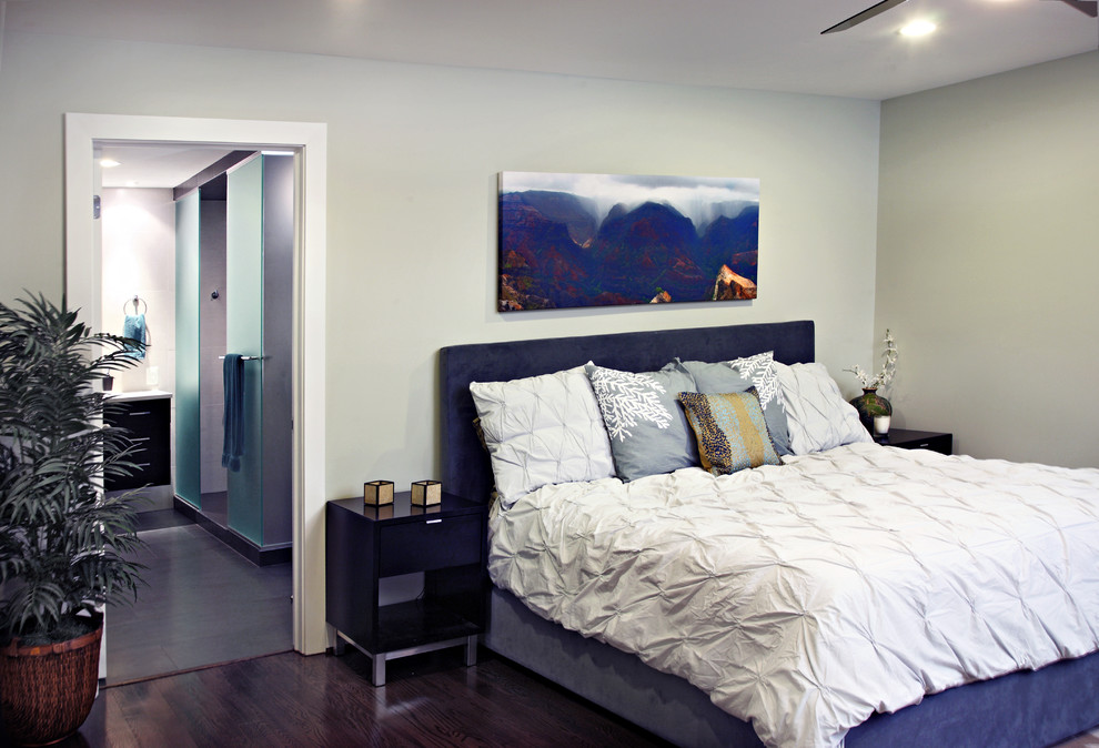 Exemple d'une chambre parentale tendance de taille moyenne avec un mur gris, parquet foncé et aucune cheminée.