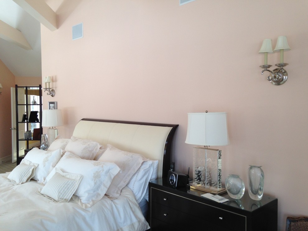 Imagen de dormitorio principal clásico renovado de tamaño medio sin chimenea con paredes rosas y suelo beige