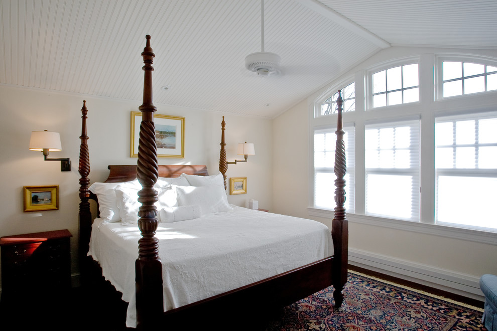バーリントンにある中くらいなトラディショナルスタイルのおしゃれな主寝室 (白い壁、濃色無垢フローリング、暖炉なし、茶色い床) のレイアウト