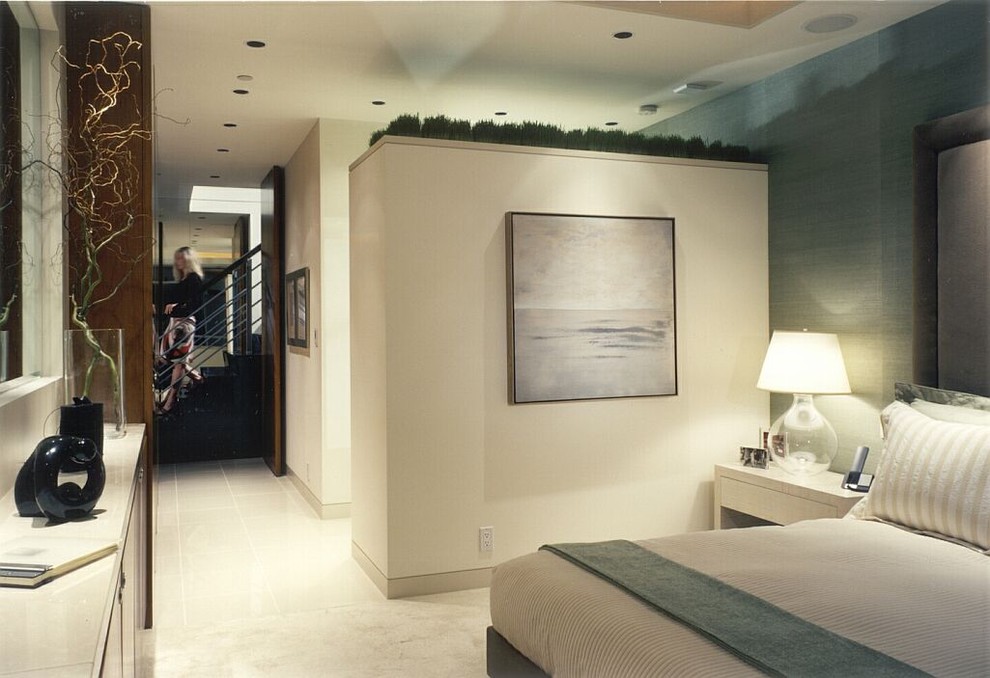 На фото: спальня среднего размера: освещение в современном стиле с синими стенами