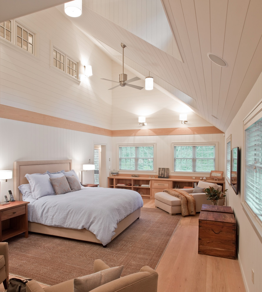 На фото: хозяйская спальня в современном стиле с белыми стенами, светлым паркетным полом и телевизором с