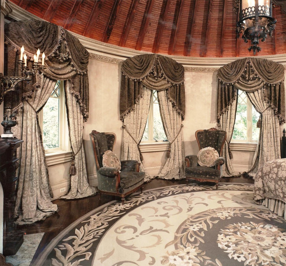 Uriges Hauptschlafzimmer mit beiger Wandfarbe und dunklem Holzboden in New York