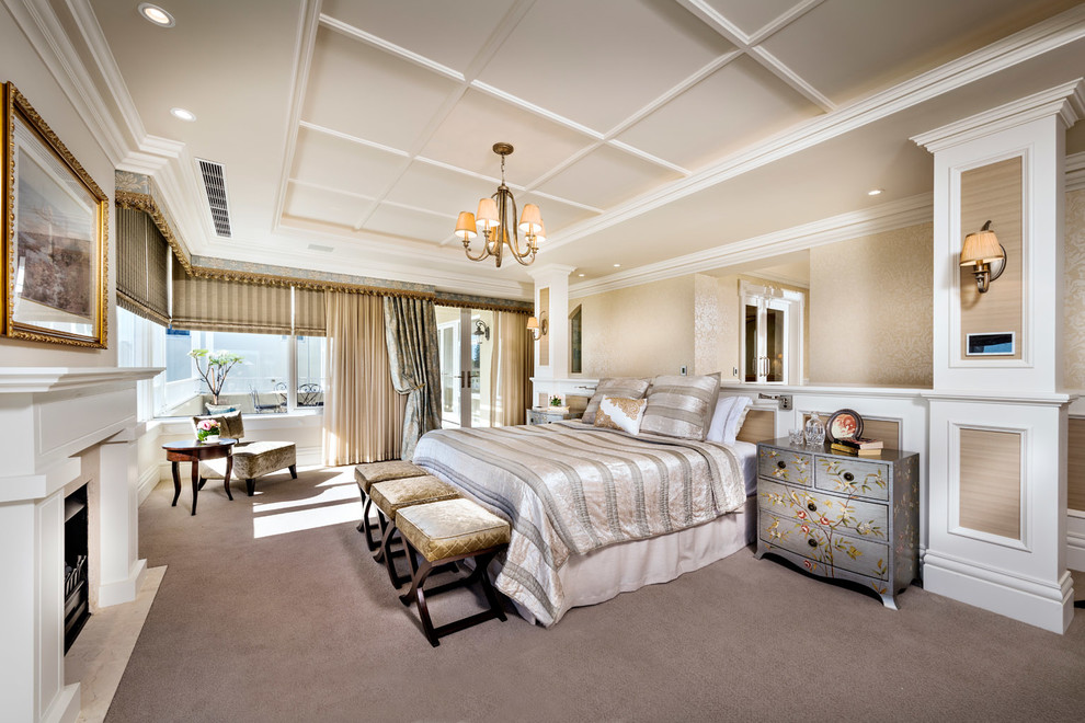 Großes Klassisches Hauptschlafzimmer mit beiger Wandfarbe, Teppichboden, Kamin und Kaminumrandung aus Stein in Perth