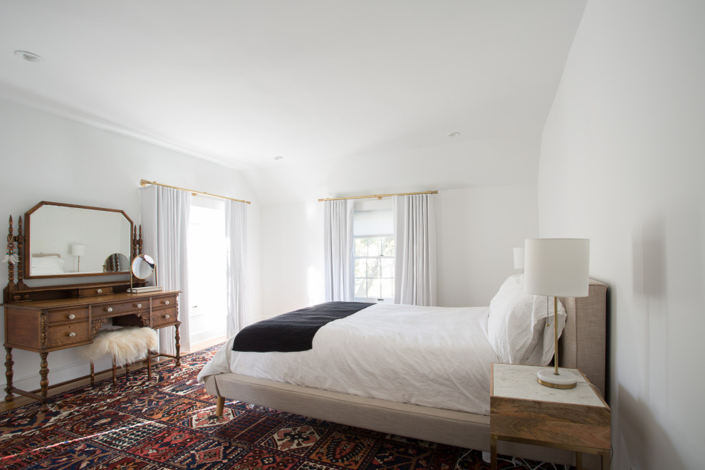Пример оригинального дизайна: хозяйская спальня среднего размера в стиле модернизм с белыми стенами, светлым паркетным полом и разноцветным полом