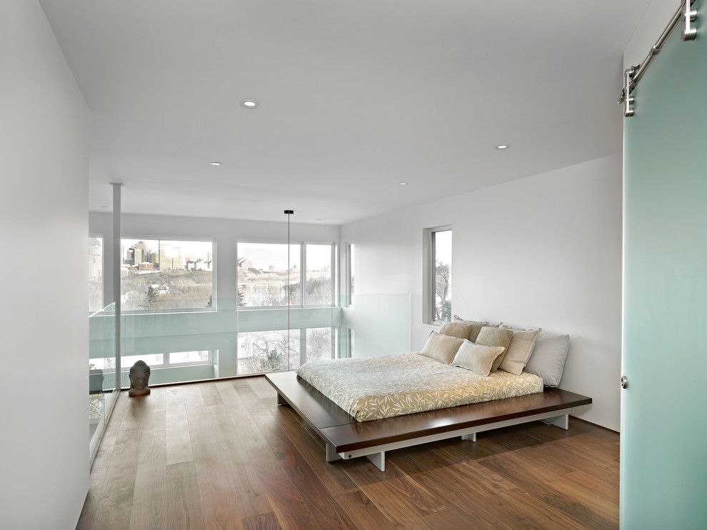 Imagen de dormitorio minimalista con paredes blancas