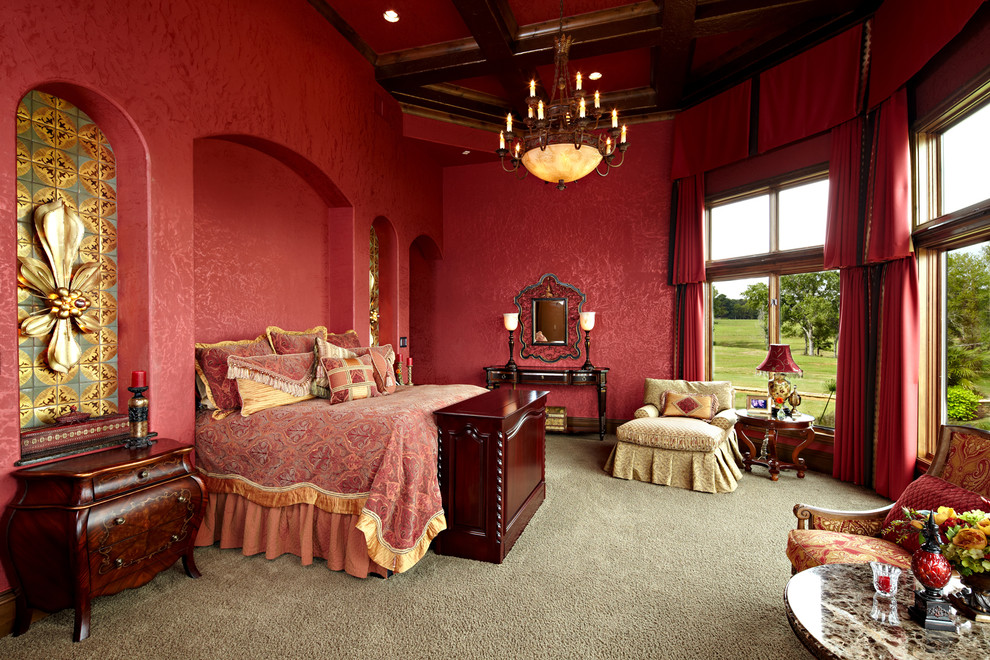 На фото: большая хозяйская спальня в средиземноморском стиле с красными стенами и ковровым покрытием без камина с