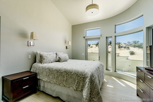 Mittelgroßes Modernes Hauptschlafzimmer mit grauer Wandfarbe, Laminat und beigem Boden in Sonstige