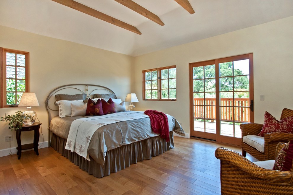 На фото: большая хозяйская спальня в классическом стиле с бежевыми стенами, паркетным полом среднего тона и коричневым полом с