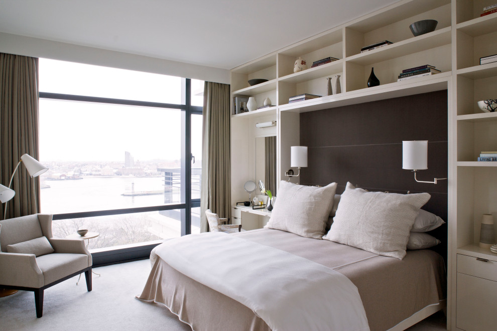 На фото: хозяйская спальня в современном стиле с белыми стенами, ковровым покрытием и бежевым полом без камина