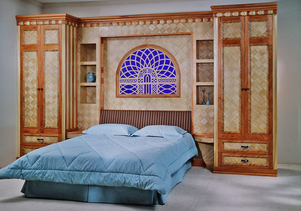 На фото: большая хозяйская спальня в современном стиле с белыми стенами и ковровым покрытием без камина с