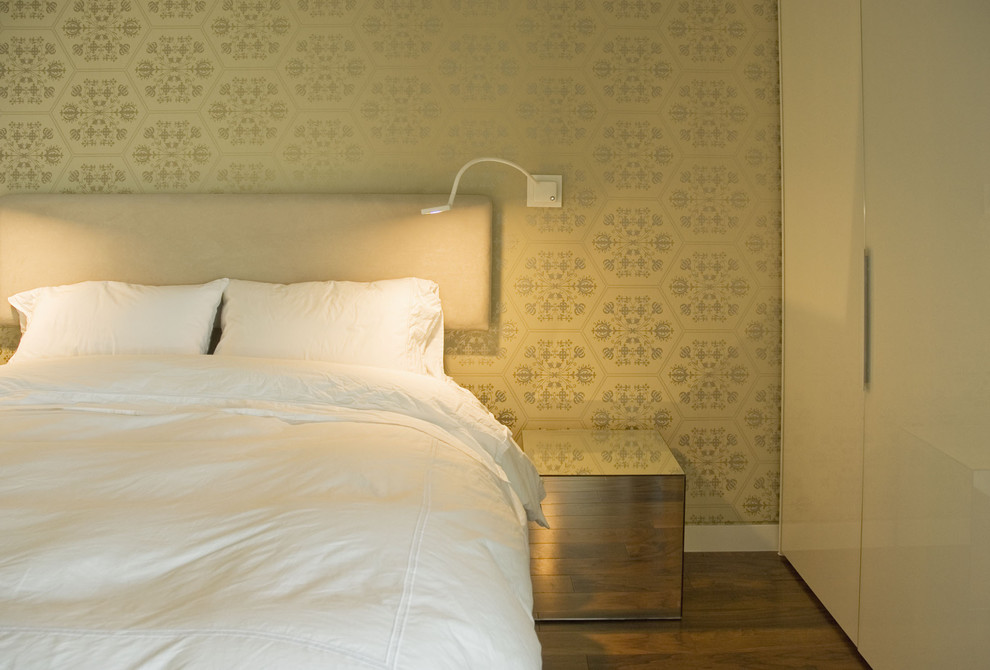 バンクーバーにあるコンテンポラリースタイルのおしゃれな寝室 (マルチカラーの壁、無垢フローリング) のレイアウト