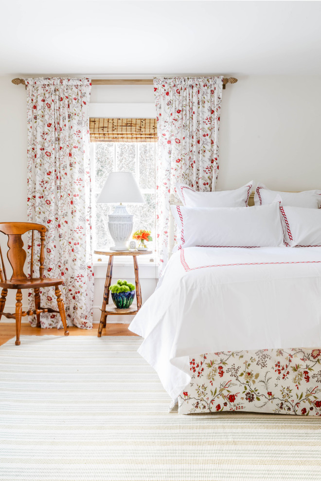Пример оригинального дизайна: хозяйская спальня среднего размера в классическом стиле с белыми стенами, ковровым покрытием и разноцветным полом