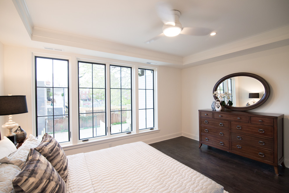 Foto de dormitorio principal minimalista de tamaño medio sin chimenea con paredes blancas, suelo de madera oscura y suelo marrón