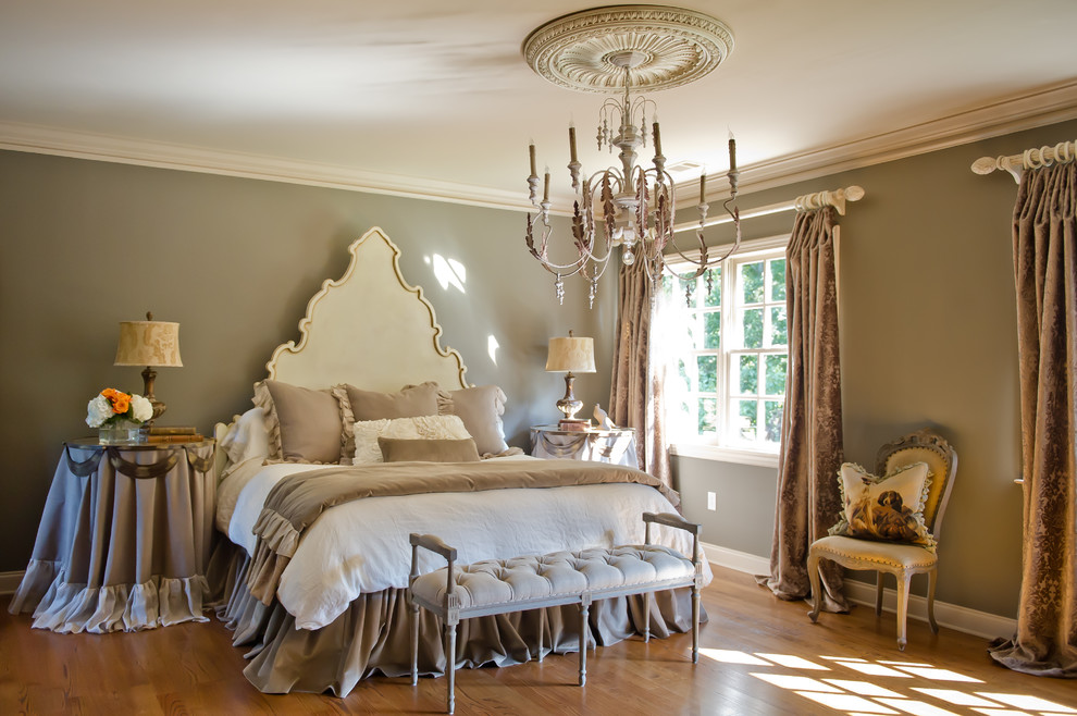 Свежая идея для дизайна: спальня в классическом стиле с серыми стенами и паркетным полом среднего тона - отличное фото интерьера