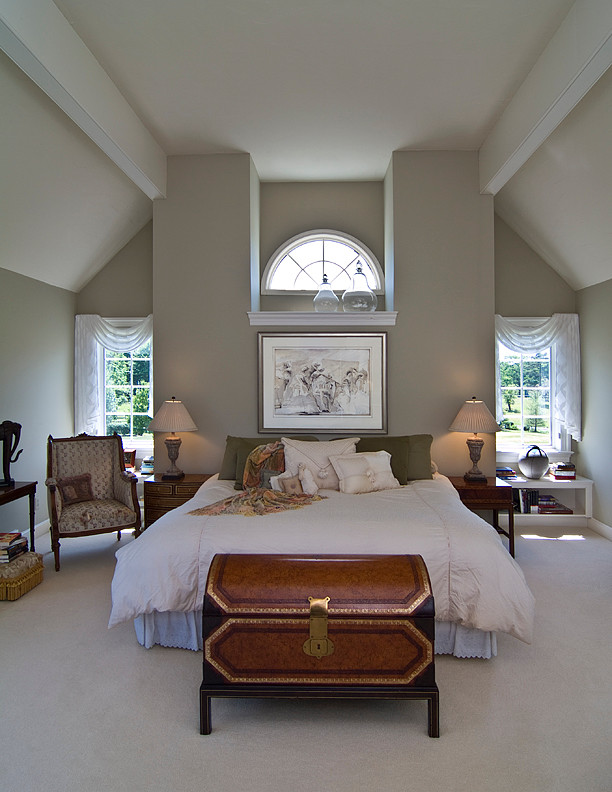 На фото: большая хозяйская спальня в классическом стиле с серыми стенами, ковровым покрытием и белым полом с