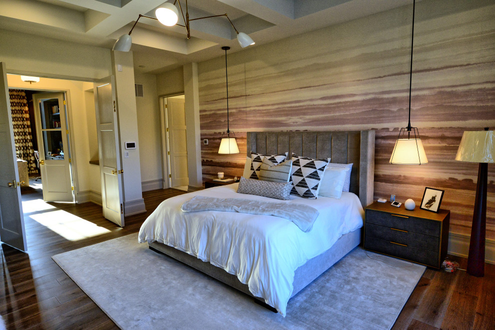 Стильный дизайн: большая хозяйская спальня с разноцветными стенами, паркетным полом среднего тона, коричневым полом, кессонным потолком и обоями на стенах без камина - последний тренд