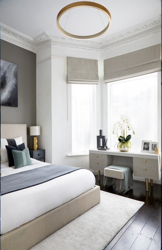 ロンドンにある中くらいなコンテンポラリースタイルのおしゃれな主寝室 (グレーの壁、塗装フローリング、暖炉なし、茶色い床) のレイアウト