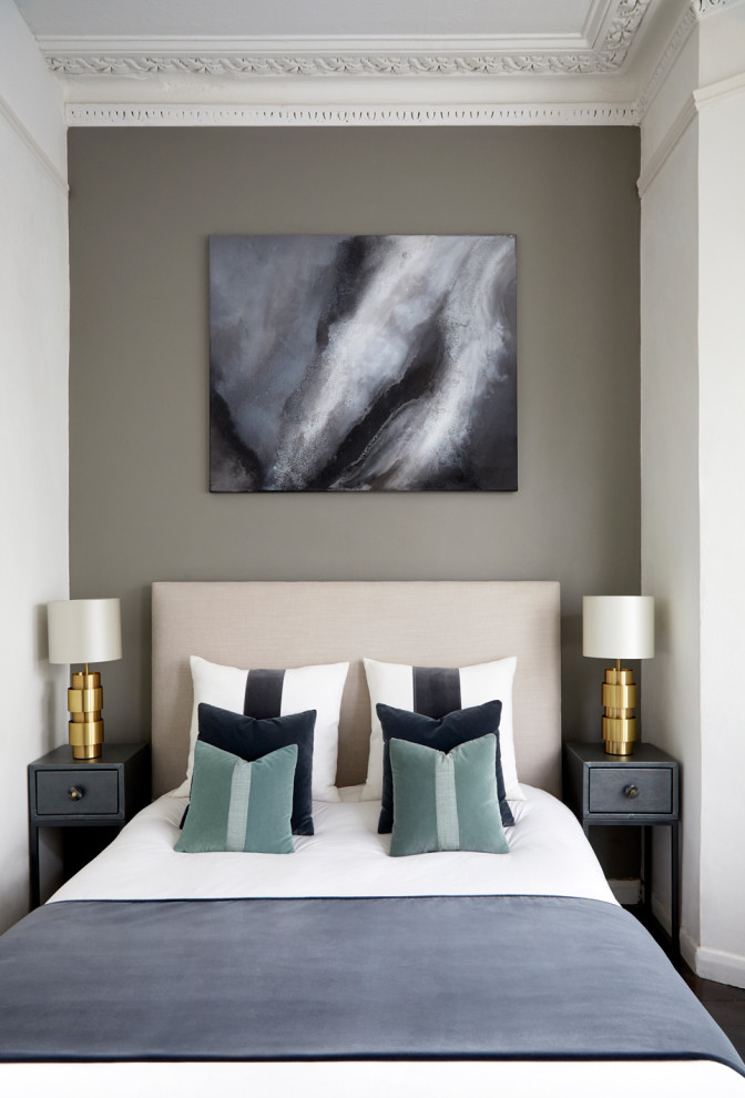 Mittelgroßes Modernes Hauptschlafzimmer ohne Kamin mit grauer Wandfarbe, gebeiztem Holzboden und braunem Boden in London