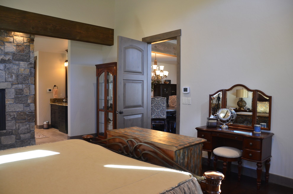 Пример оригинального дизайна: хозяйская спальня среднего размера в стиле рустика с белыми стенами, темным паркетным полом и коричневым полом без камина