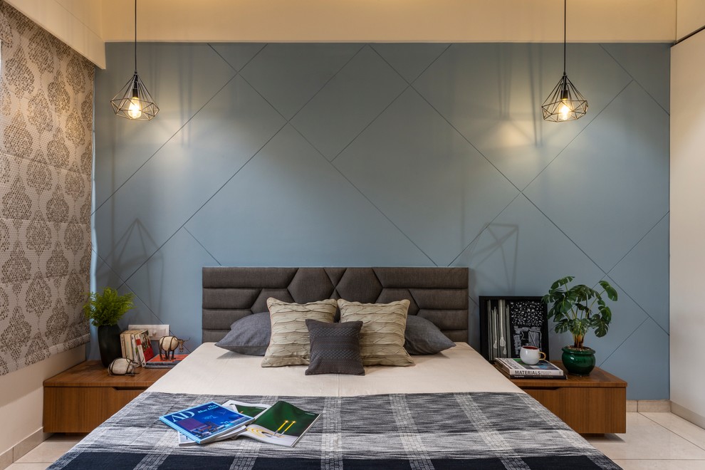 Стильный дизайн: спальня с белыми стенами и бежевым полом - последний тренд
