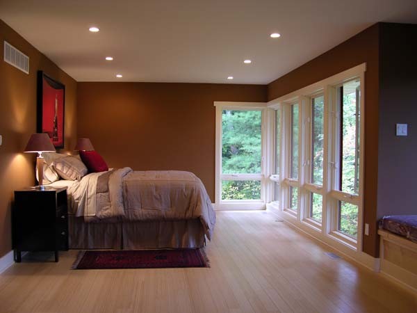 Свежая идея для дизайна: хозяйская спальня в современном стиле с коричневыми стенами и полом из бамбука - отличное фото интерьера