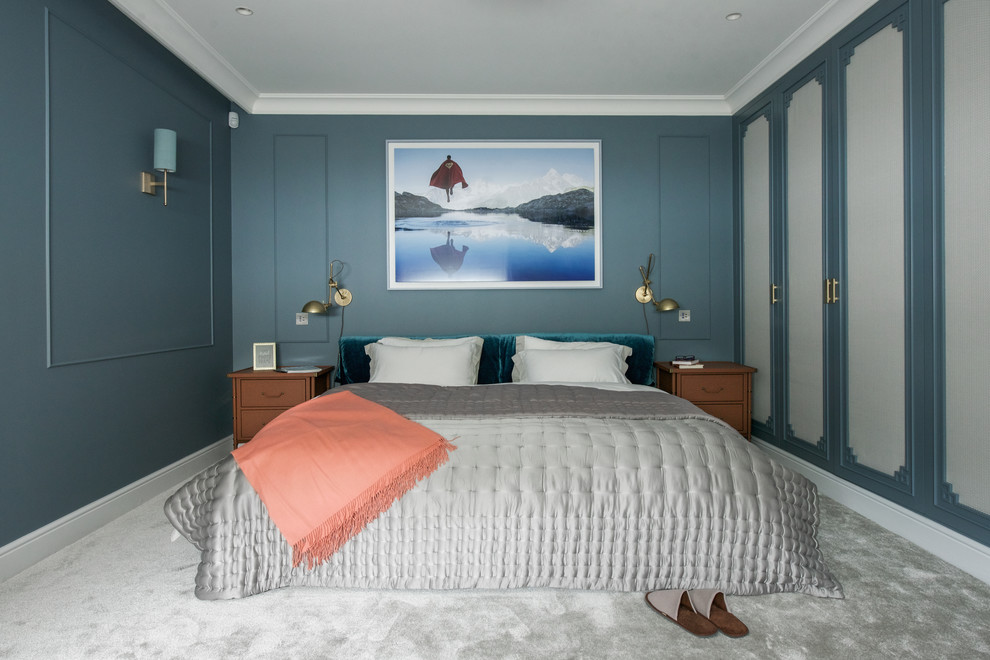 Foto de dormitorio principal bohemio pequeño con paredes azules y moqueta