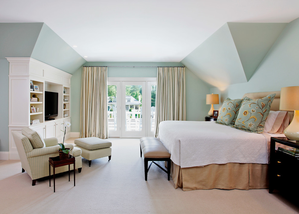 シンシナティにあるトラディショナルスタイルのおしゃれな主寝室 (青い壁、カーペット敷き、暖炉なし) のインテリア