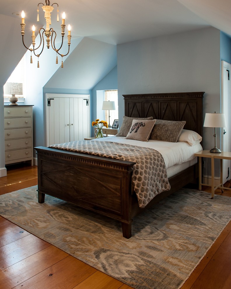 Mittelgroßes Landhaus Schlafzimmer ohne Kamin mit blauer Wandfarbe und hellem Holzboden in Philadelphia