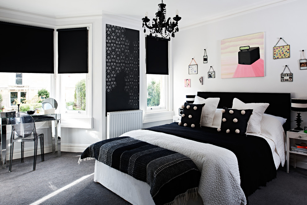 Пример оригинального дизайна: хозяйская спальня среднего размера в стиле неоклассика (современная классика) с серыми стенами, ковровым покрытием, стандартным камином и серым полом