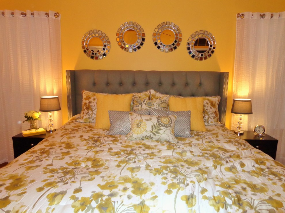 Стильный дизайн: хозяйская спальня среднего размера в стиле неоклассика (современная классика) с желтыми стенами - последний тренд